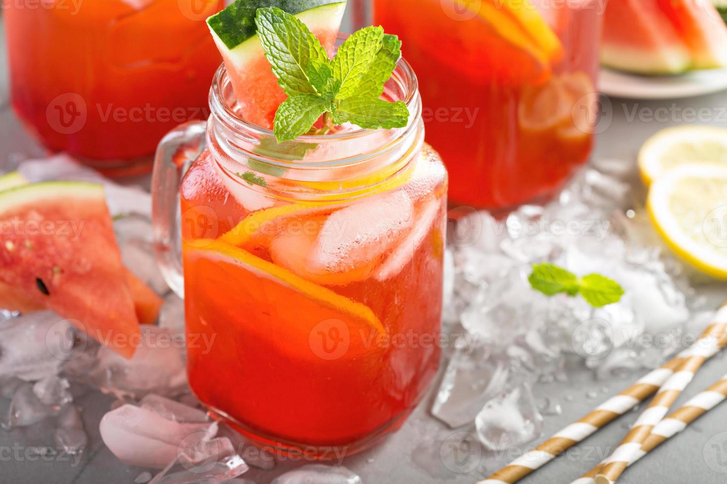 limonada de sandía en tarros de albañil foto