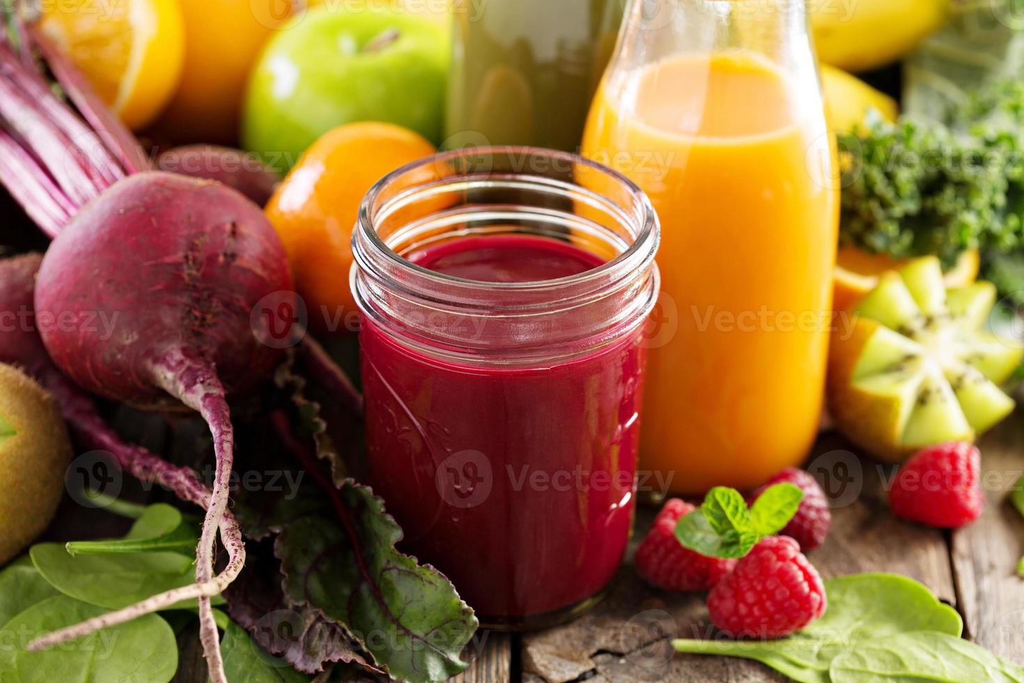 variedad de jugos de frutas y verduras frescas foto