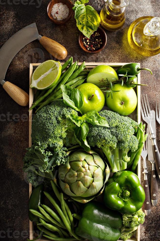 variedad de verduras y frutas verdes foto