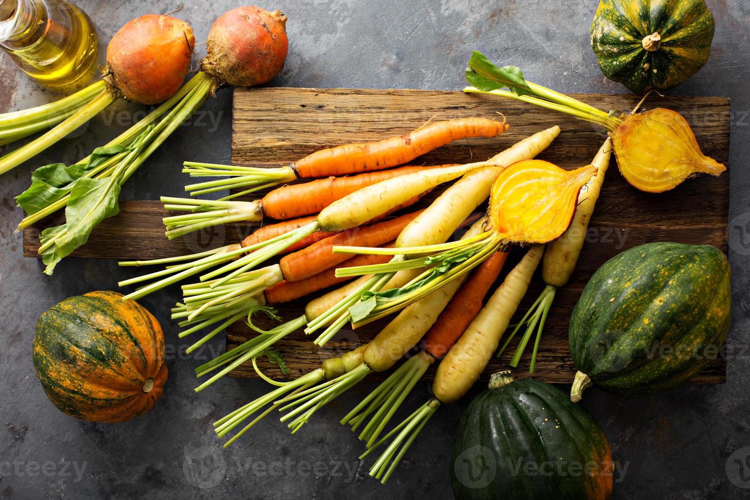 gran pila de productos de otoño listos para ser cocinados foto