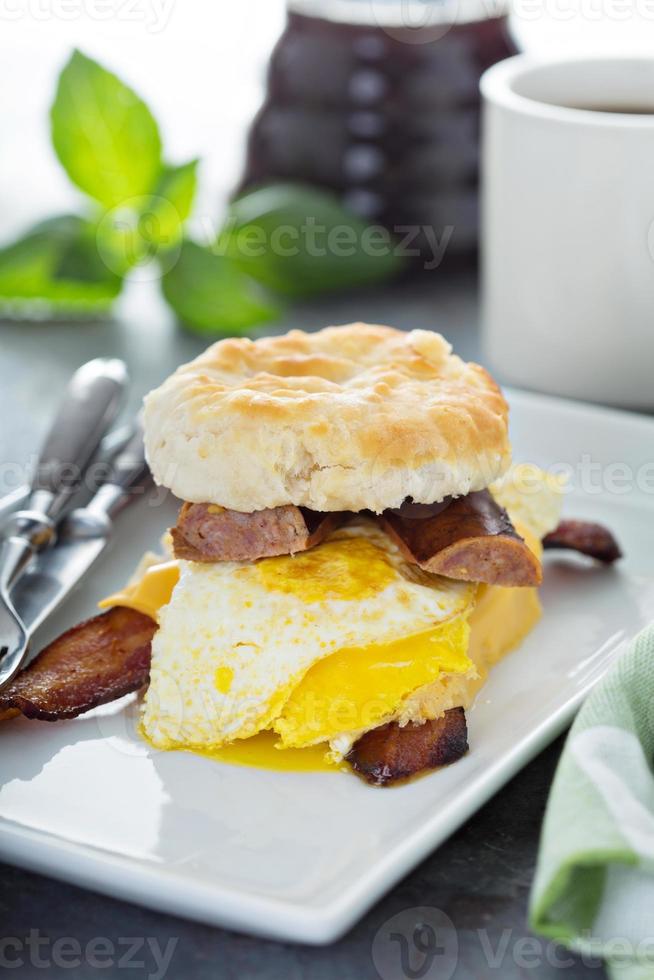 sándwich de desayuno de galletas foto