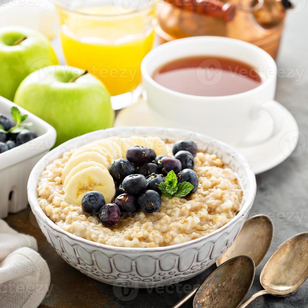 papilla de avena cortada en acero con plátano y arándanos foto