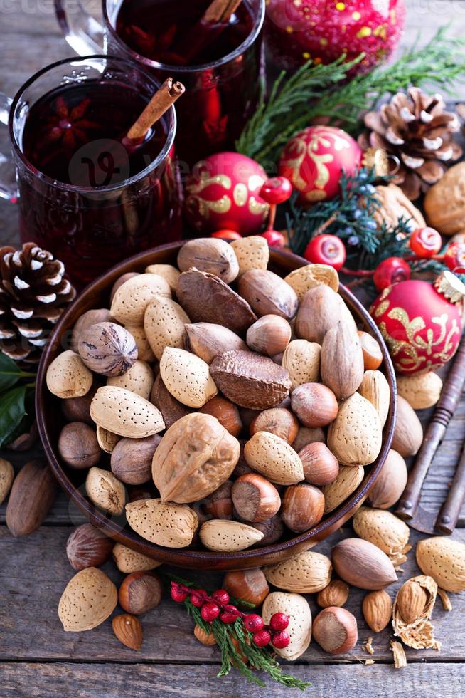 variedad de frutos secos con cáscara para navidad foto