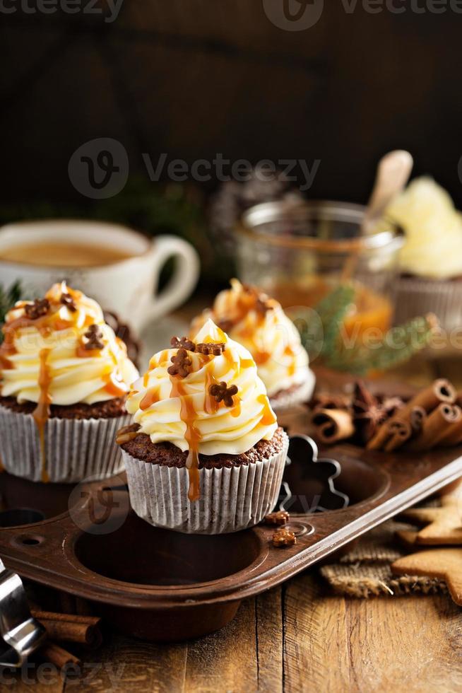 pastelitos de hombres de pan de jengibre con caramelo foto