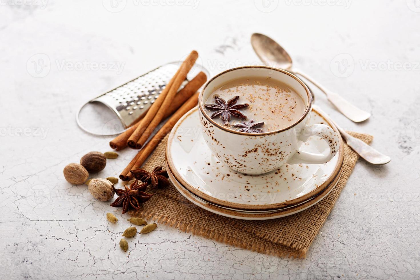 té masala en taza con especias de invierno foto