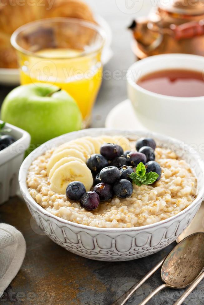 papilla de avena cortada en acero con plátano y arándanos foto