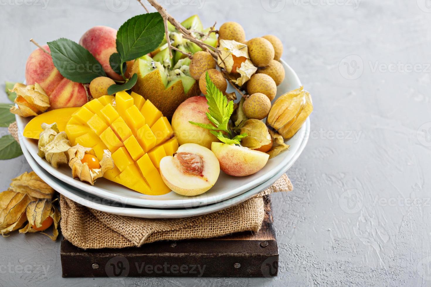 frutas tropicales variadas en un plato foto