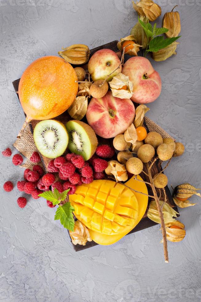 tabla de frutas tropicales frescas y maduras foto