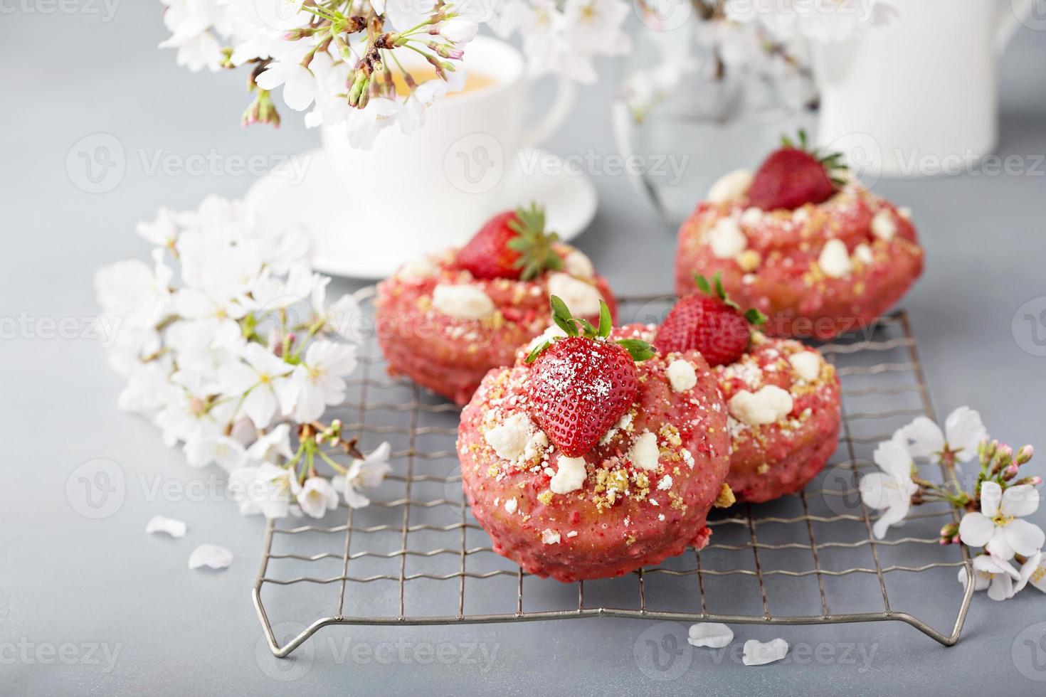 rosquillas de tarta de fresa en una rejilla para enfriar foto