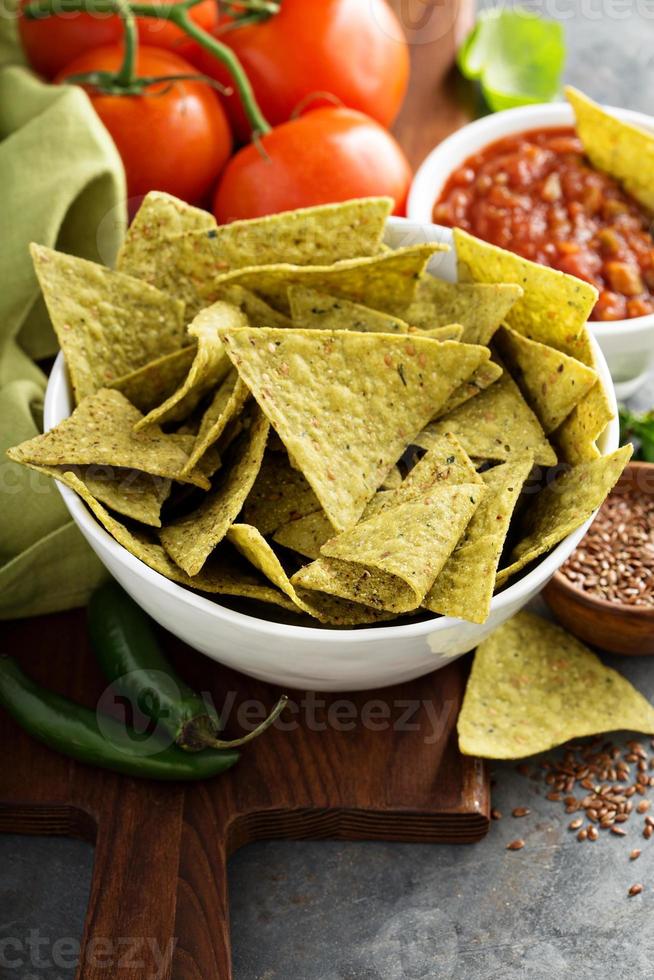 chips de tortilla de maíz saludables con espinacas y semillas de lino foto