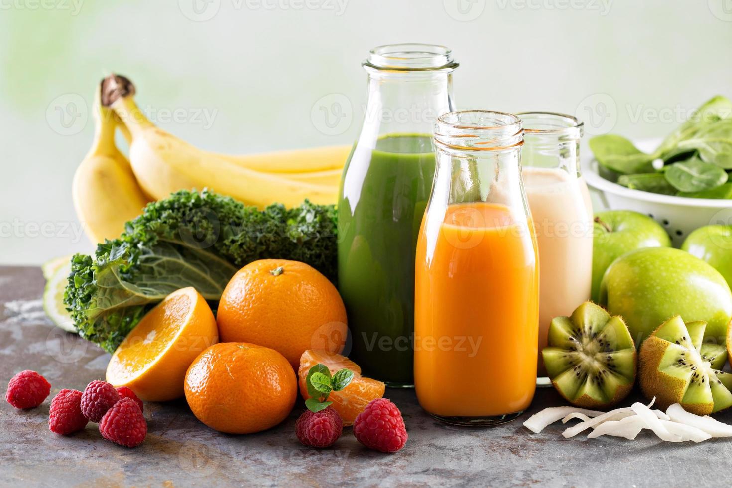 variedad de jugos de frutas y verduras frescas foto