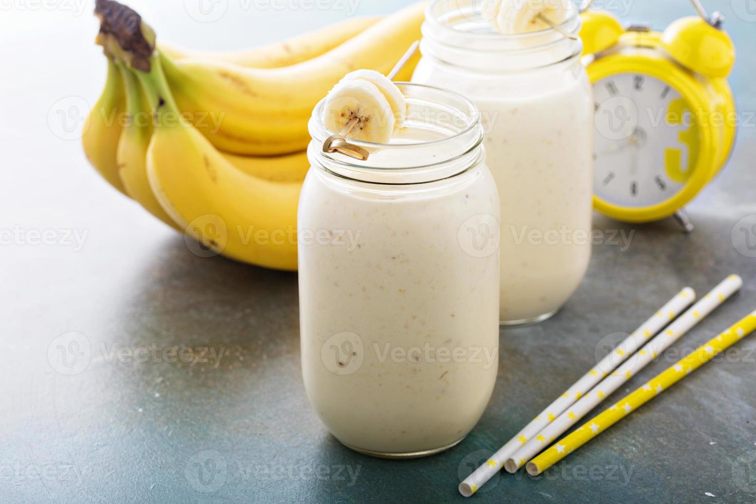 licuado de plátano en tarros de albañil foto