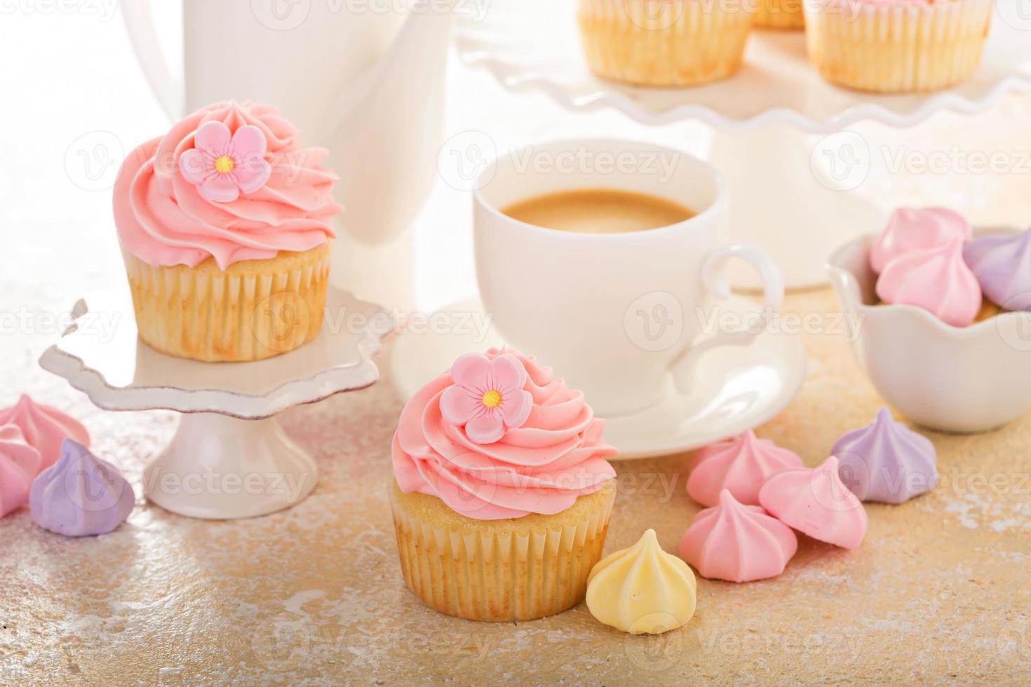 cupcakes de vainilla con glaseado de frambuesa rosa foto