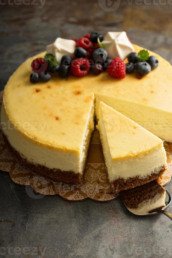 tarta de queso con bayas frescas encima foto