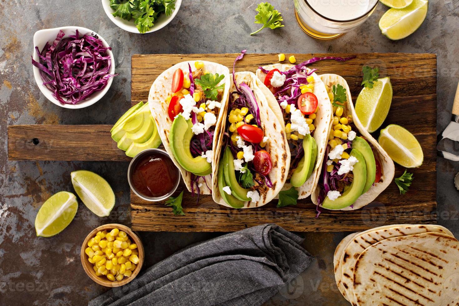 tacos de puerco desmenuzado con col morada y aguacate foto