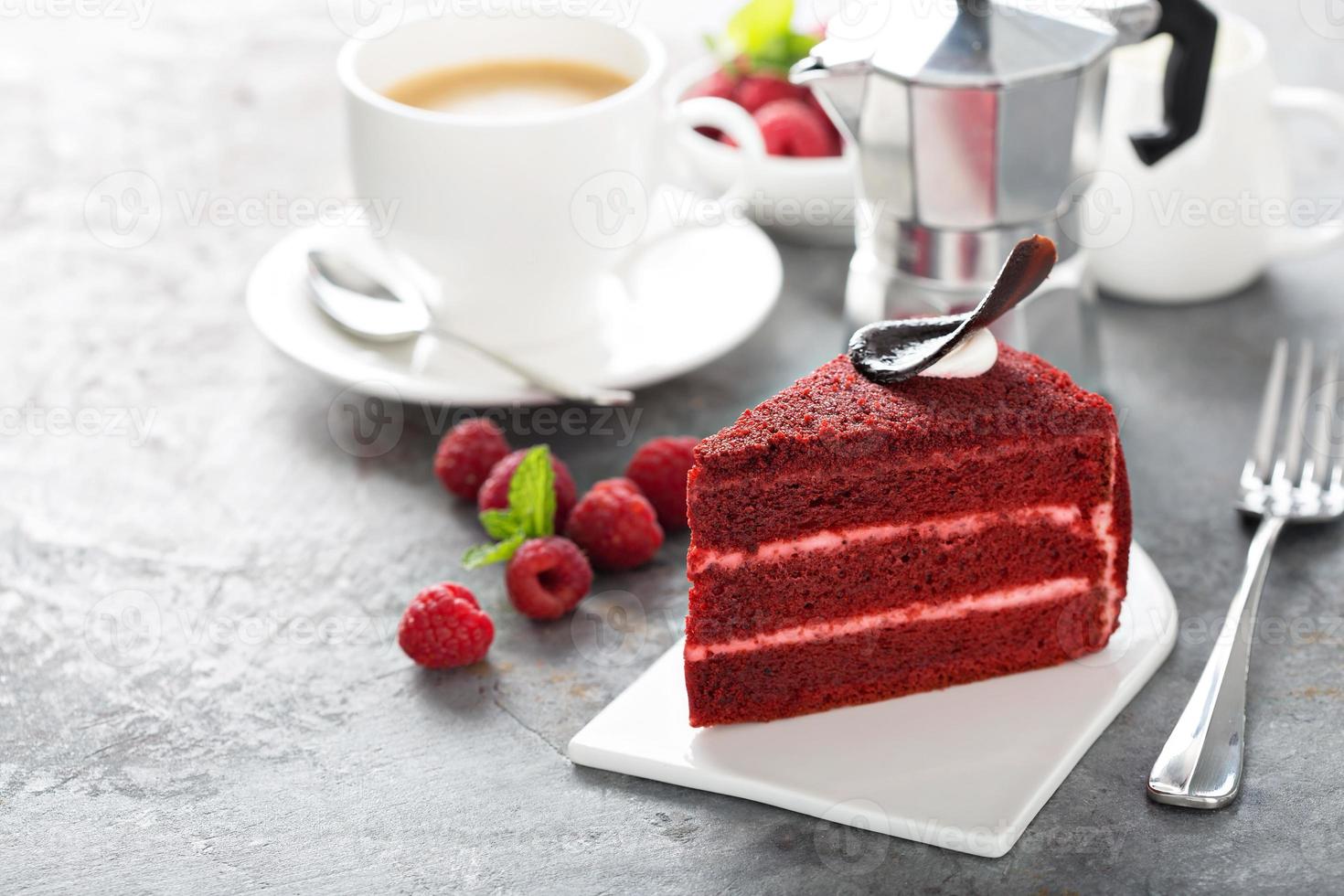 rebanada de pastel de terciopelo rojo foto