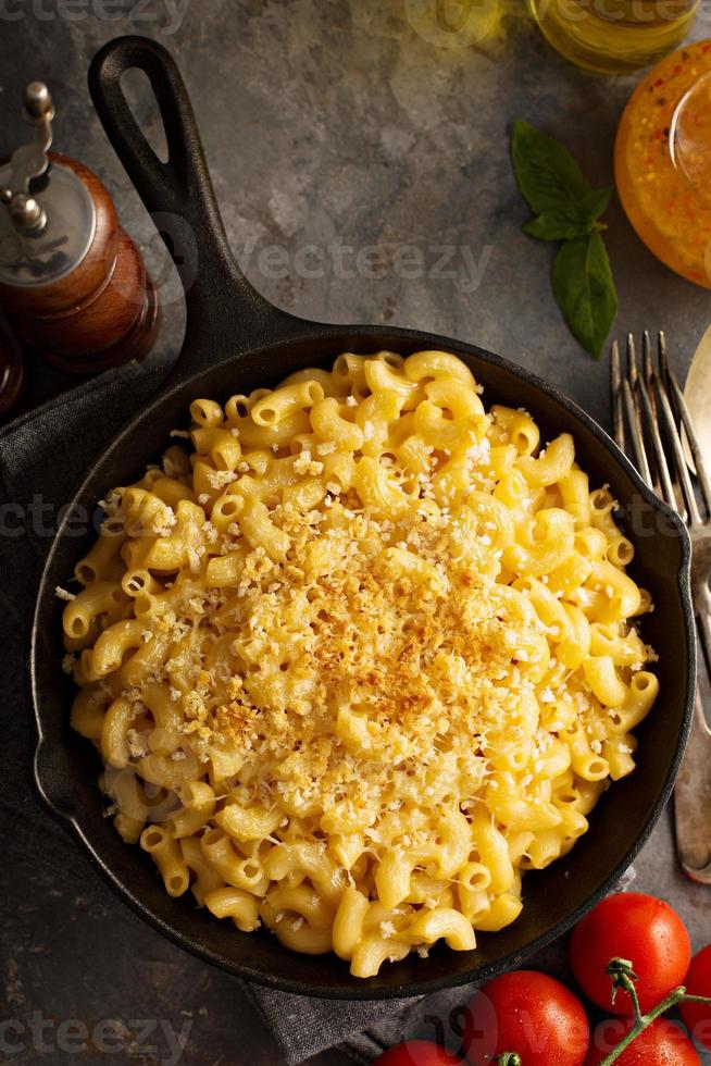 macarrones con queso en una sartén de hierro fundido foto