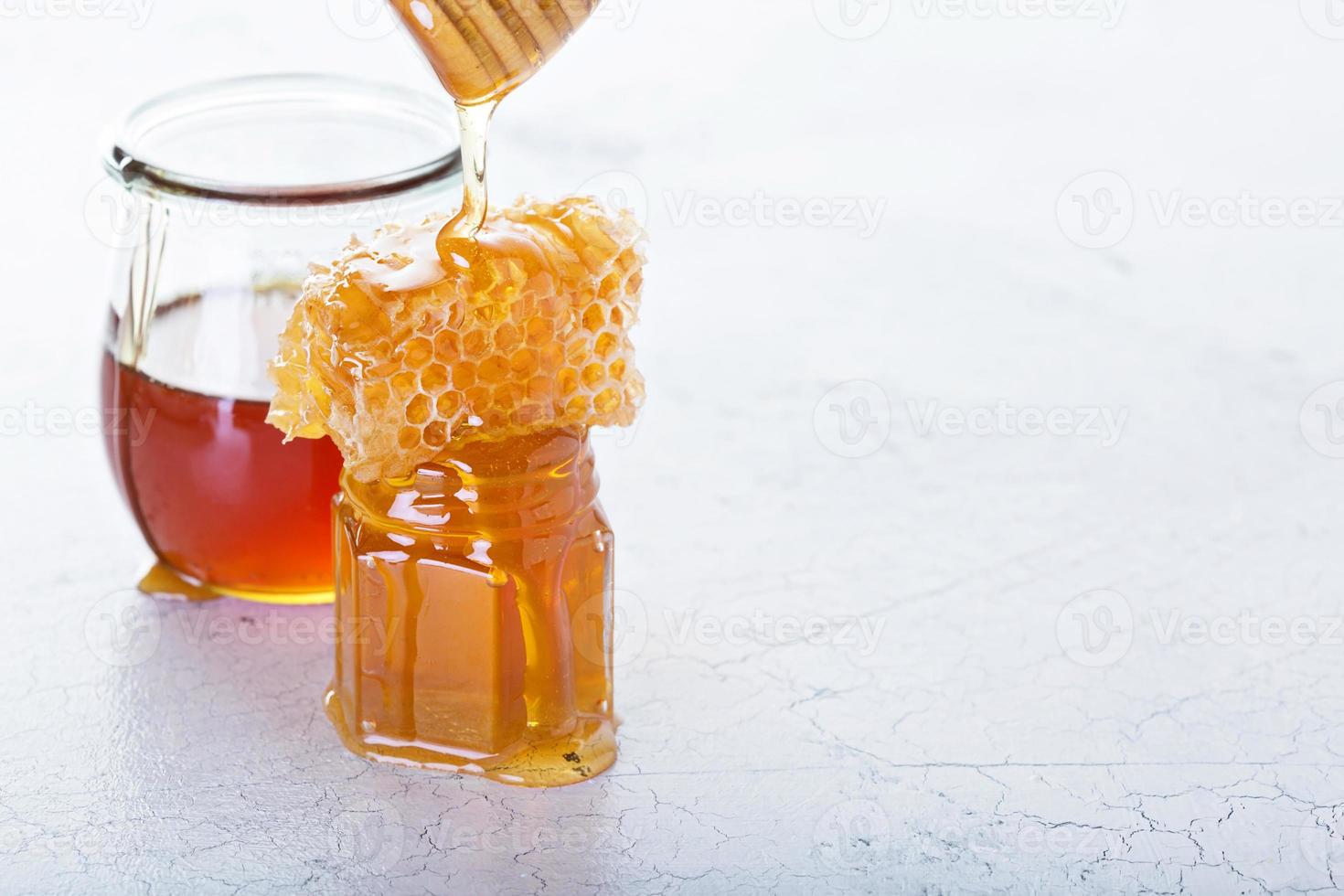tarro de miel y panal foto