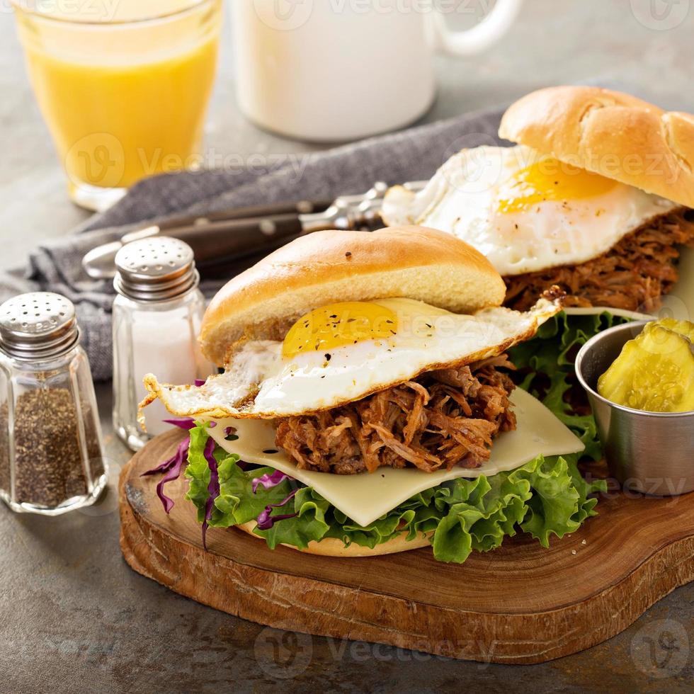 Sándwiches de desayuno de puerco desmenuzado con huevo frito foto