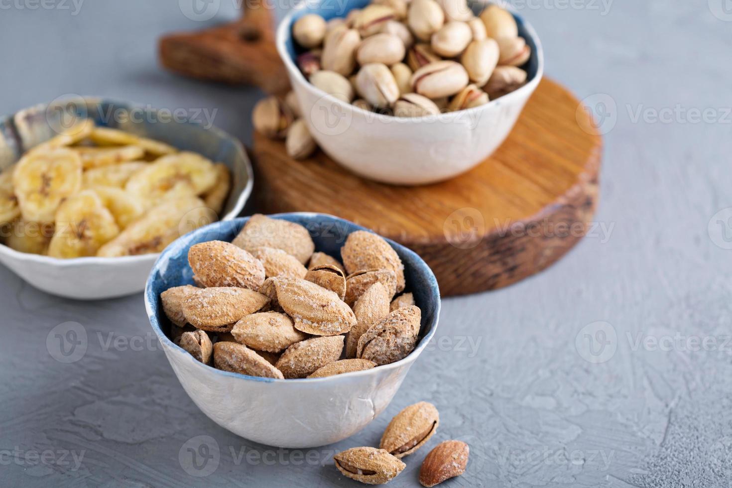 almendras saladas y pistachos en una cáscara foto