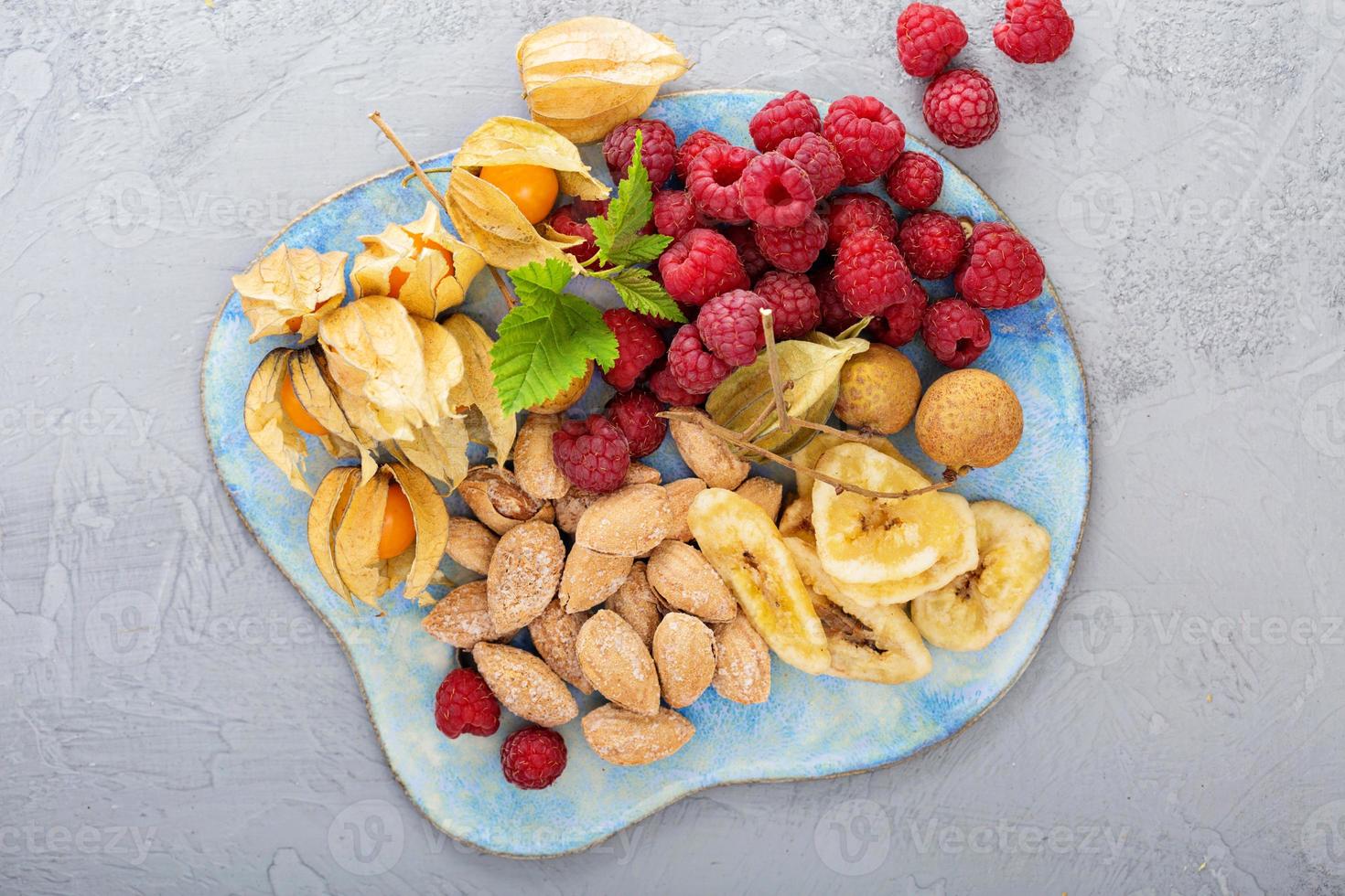 plato de frutas tropicales con mango y duraznos foto