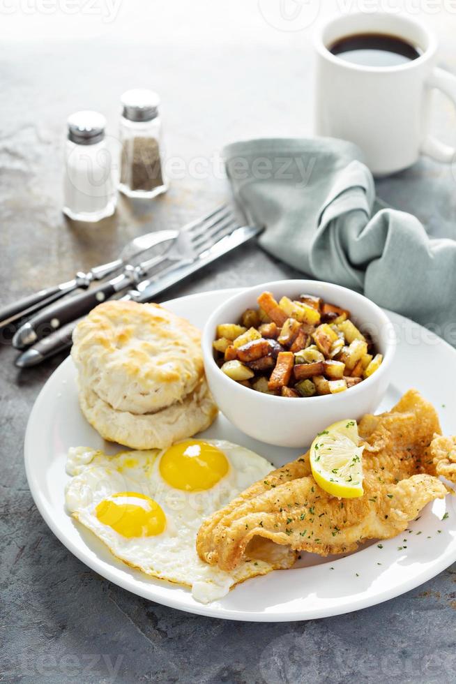 desayuno de pescado frito con huevos fritos foto