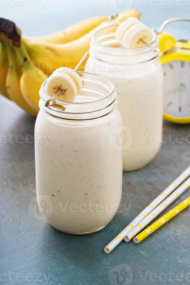 licuado de plátano en tarros de albañil foto