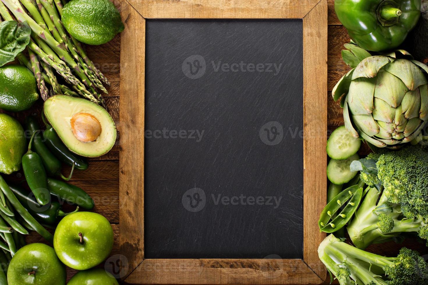 variedad de verduras y frutas verdes foto