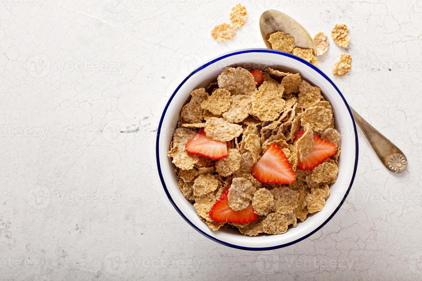 cereales saludables multigrano con bayas frescas foto