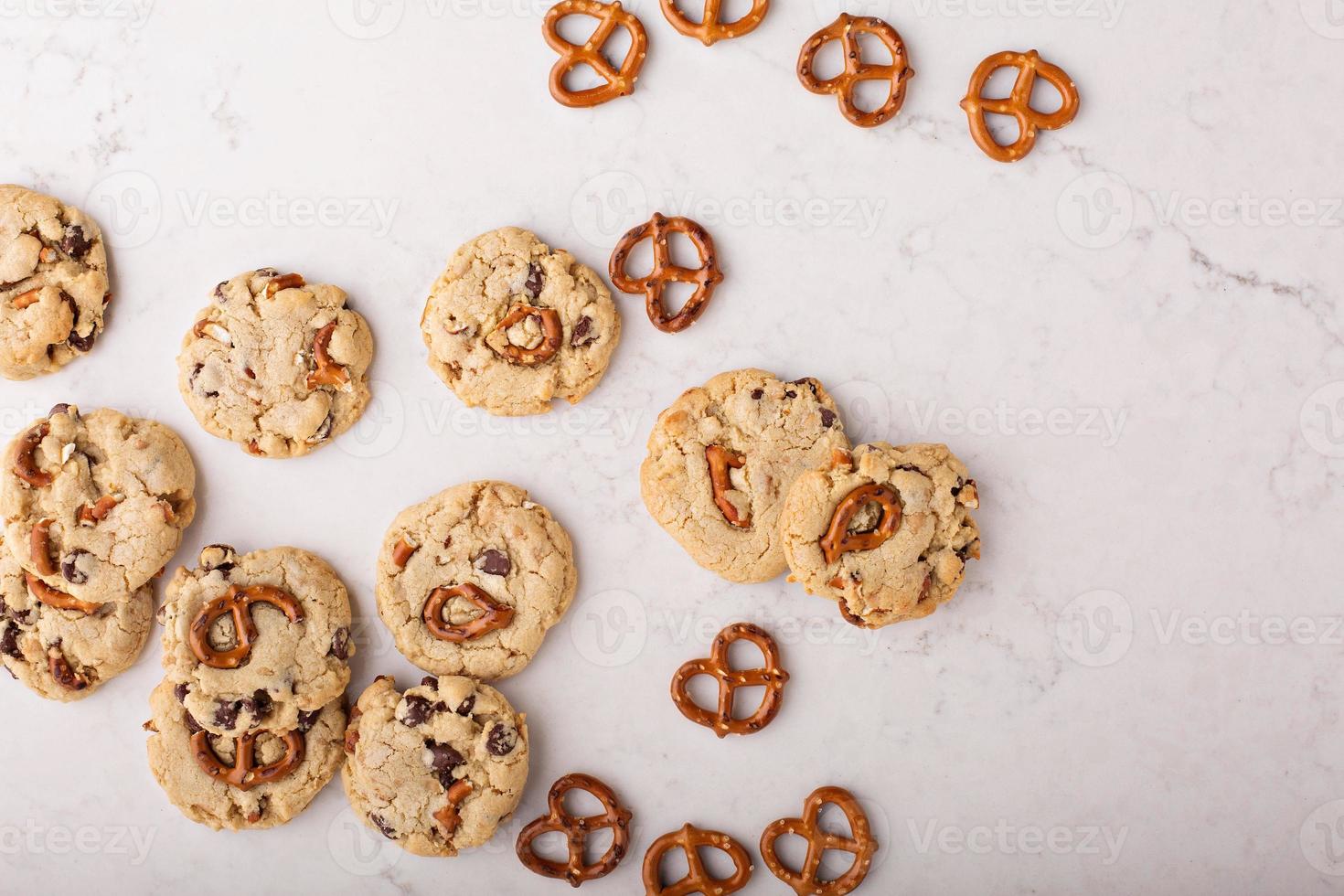 chispas de chocolate y galletas de pretzels en una mesa de mármol foto