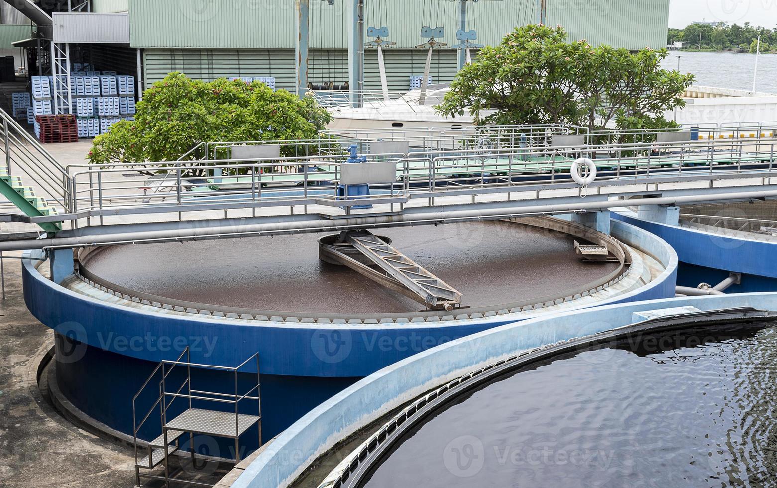 balsas de tratamiento de aguas residuales de plantas industriales foto