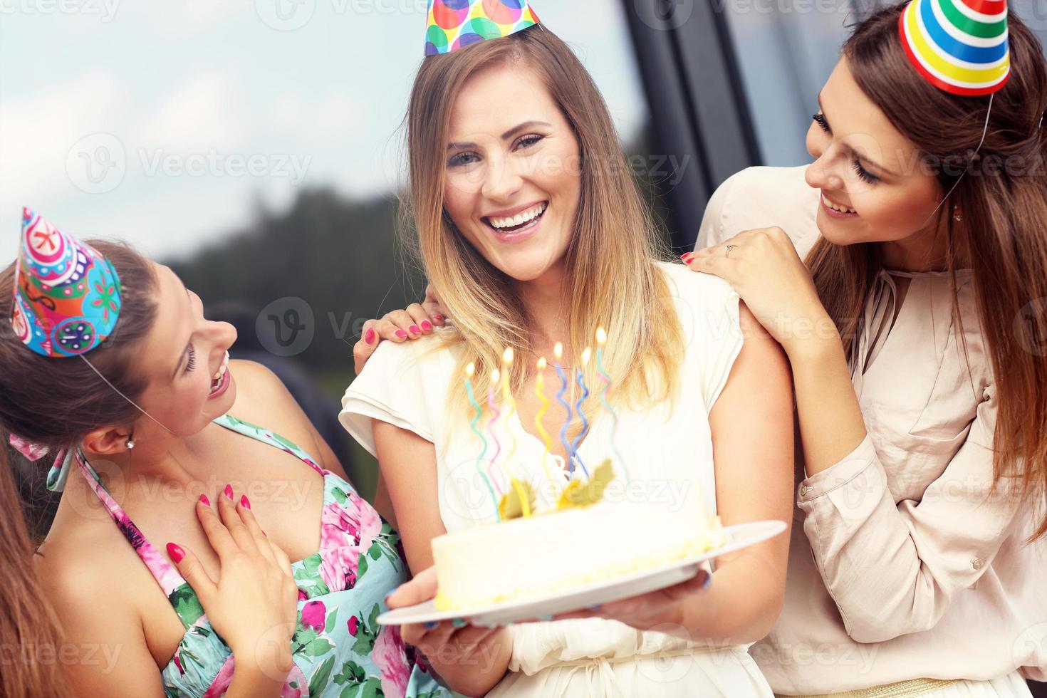 grupo de amigos celebrando cumpleaños foto