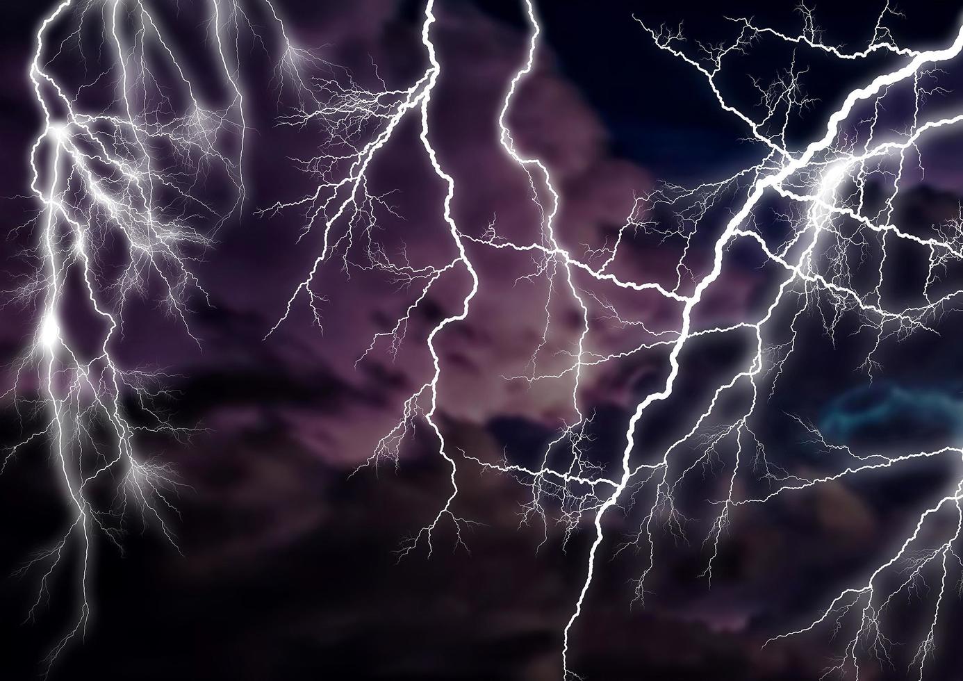 relámpago de tormenta en el cielo. huracán, tifón, tornado, tormenta. foto