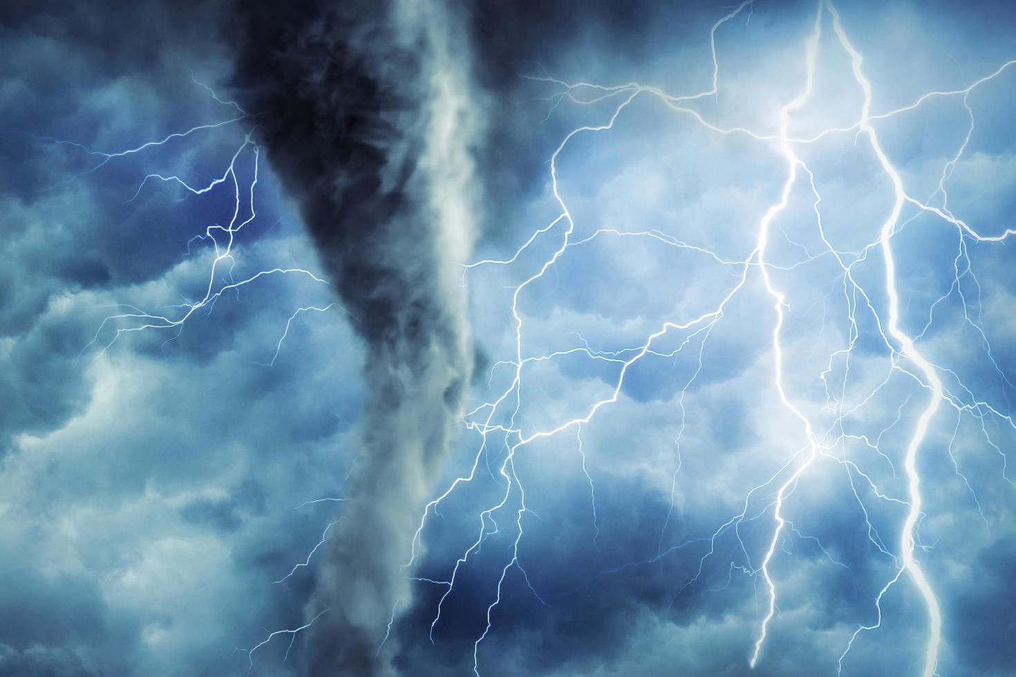 relámpago de tormenta en el cielo. huracán, tifón, tornado, tormenta. foto