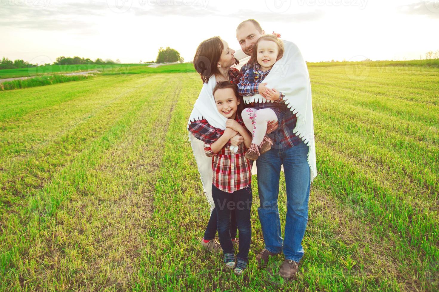 familia en el campo. concepto de familia feliz foto