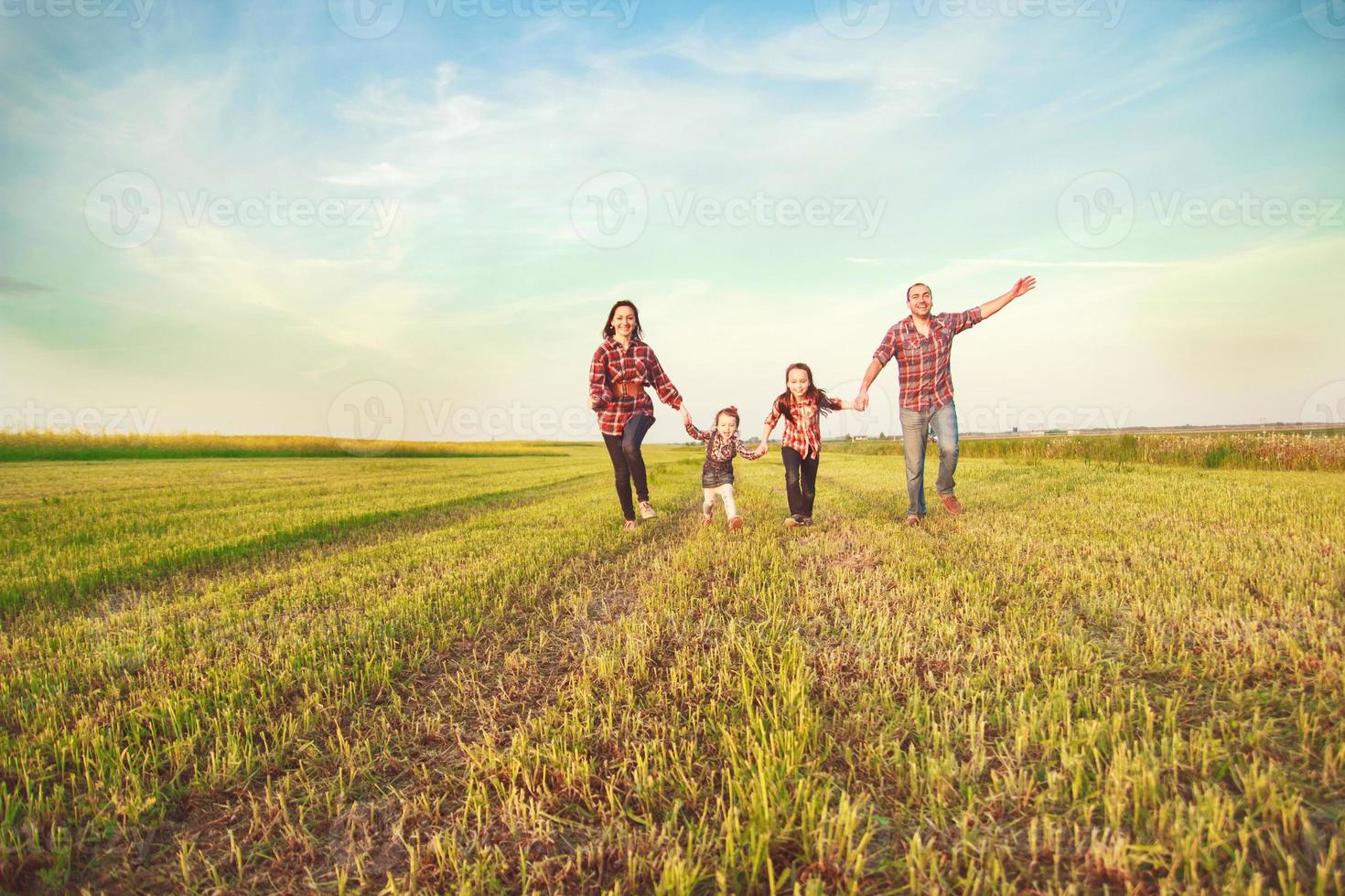 familia corriendo juntos en el campo foto