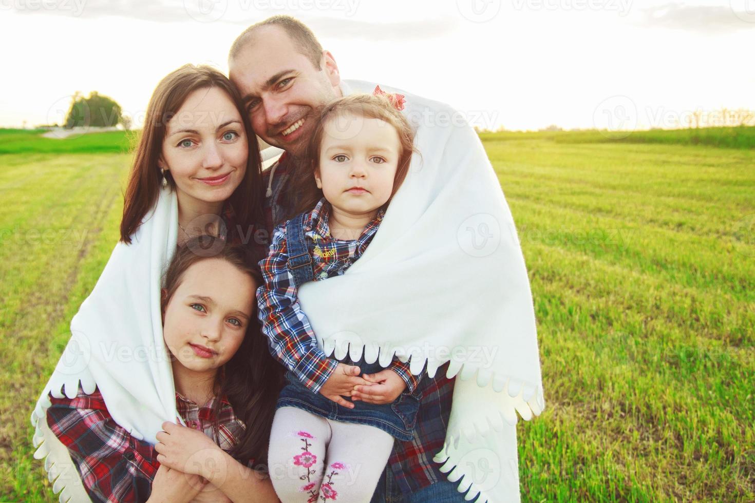 familia en el campo. concepto de familia feliz foto