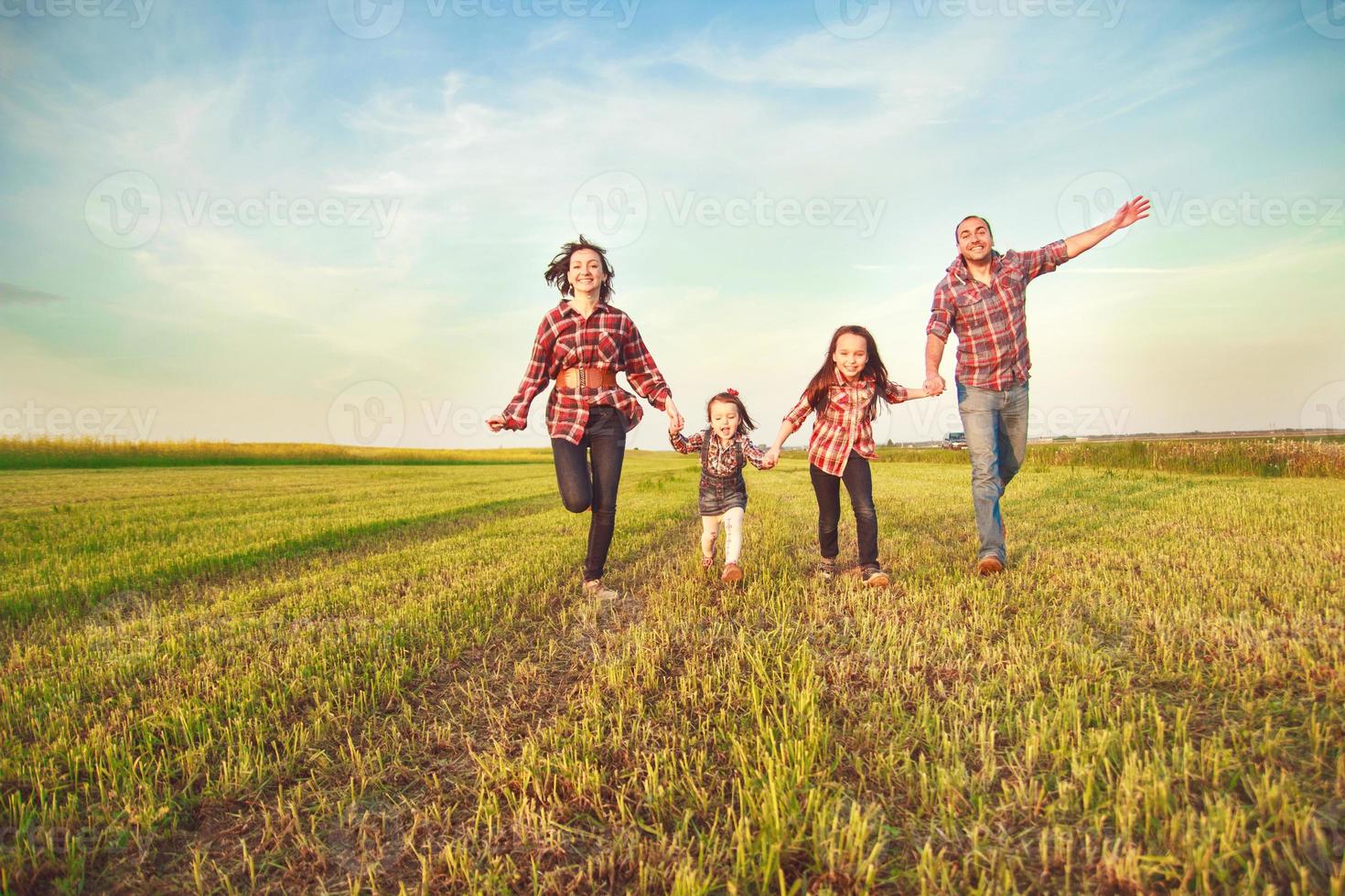 familia corriendo juntos en el campo foto