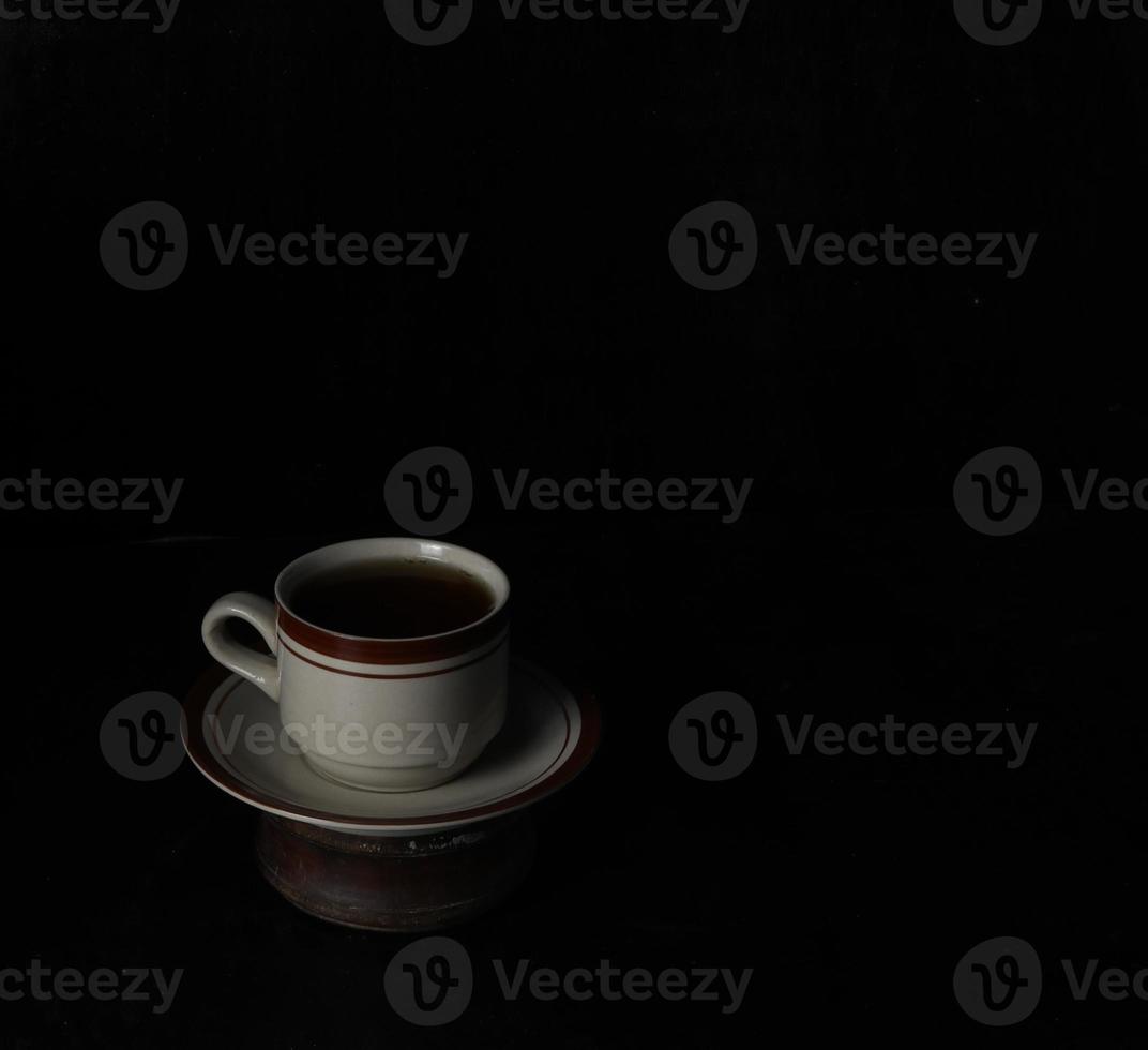 taza de té aislado en un fondo negro foto