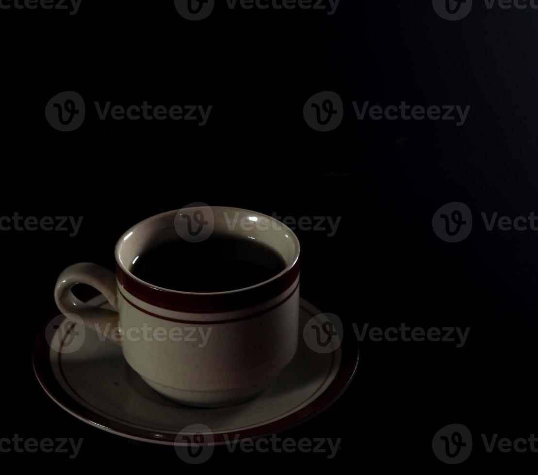 taza de té aislado en un fondo negro foto