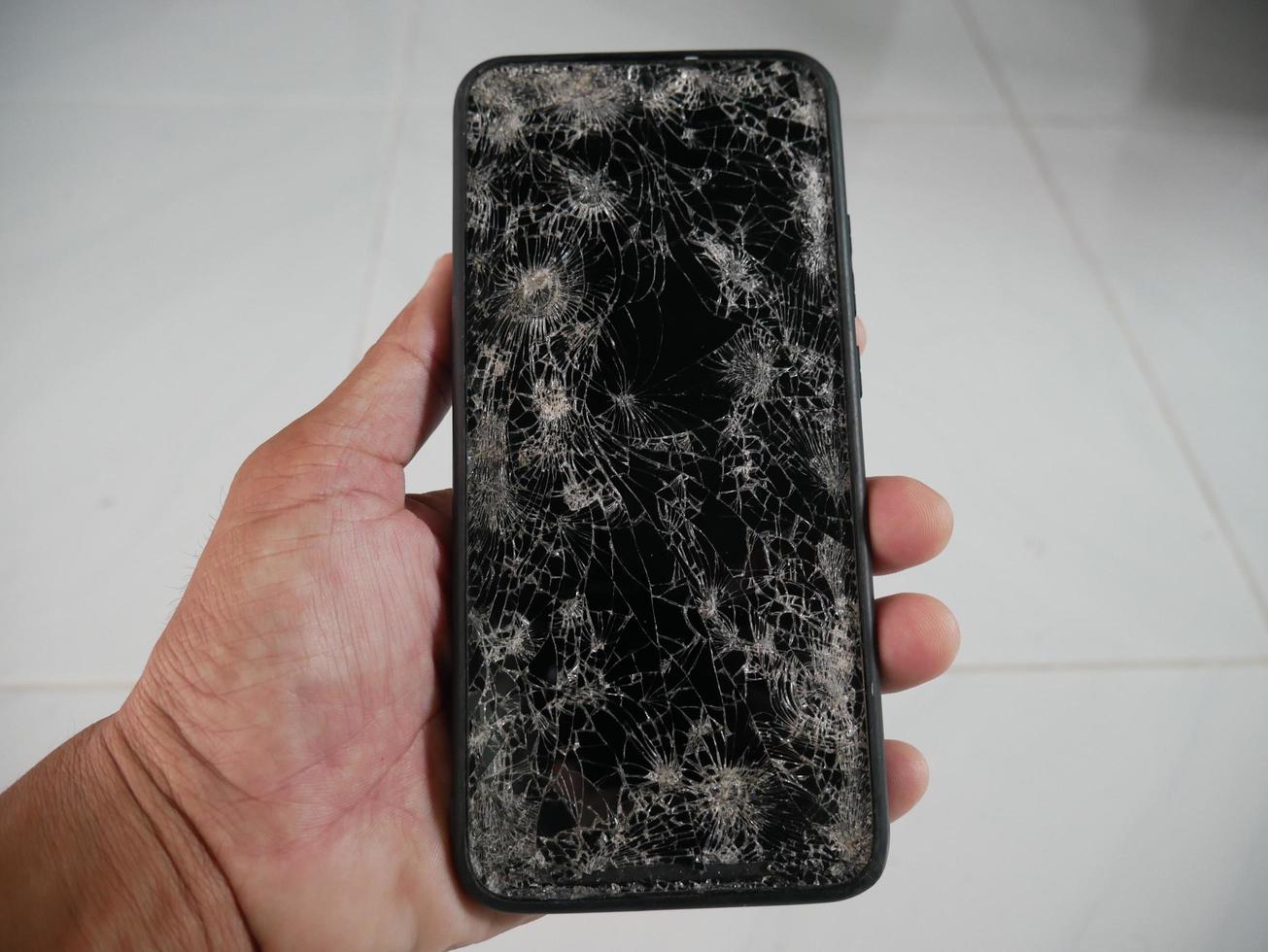 el teléfono inteligente golpeó el piso, cayó en una grieta. foto