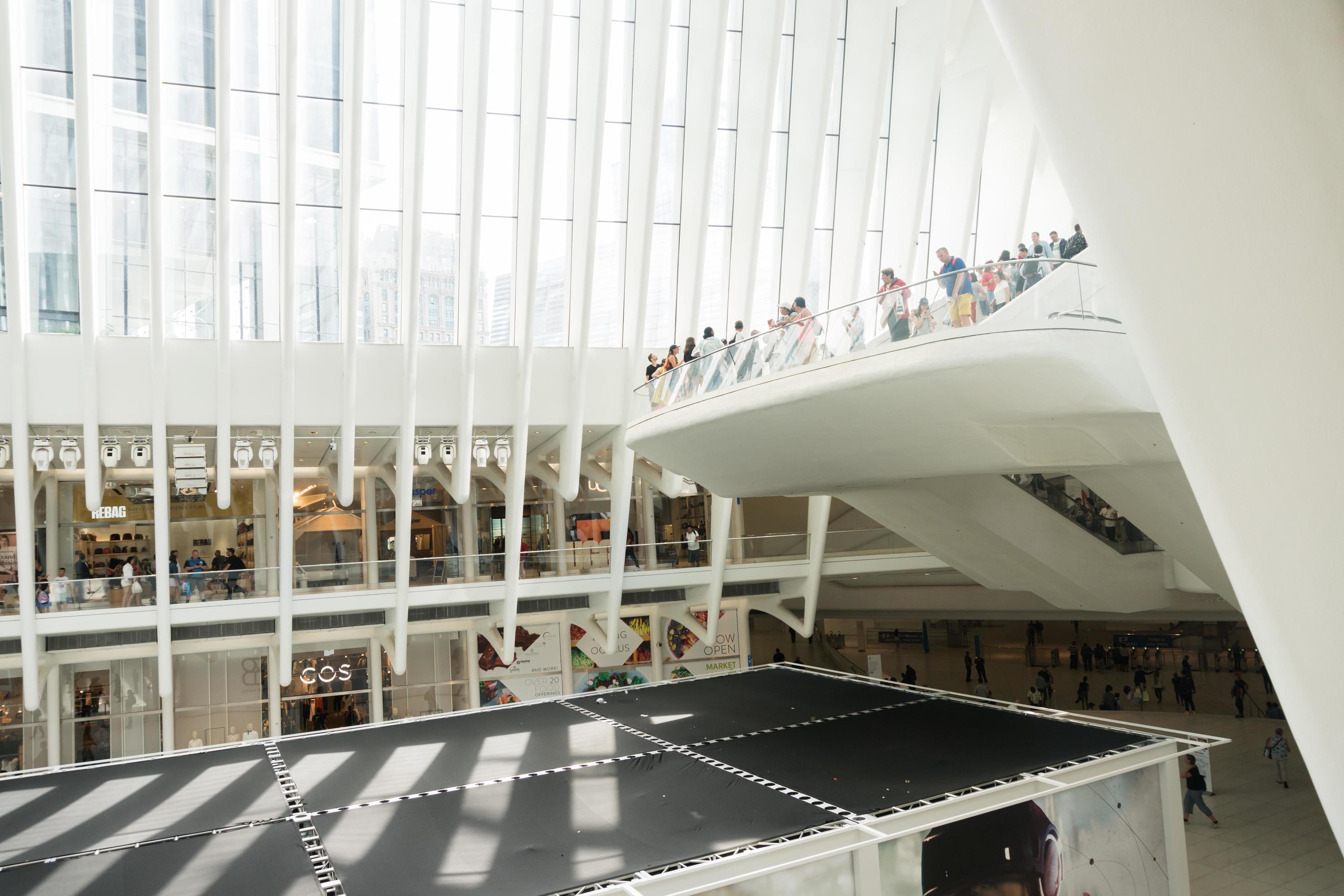 lytter skrubbe Formålet New York City, USA - August 7, 2019-people strolling inside the Oculus, a  famous shopping center and metro stop designed by Calatrava 15765734 Stock  Photo at Vecteezy