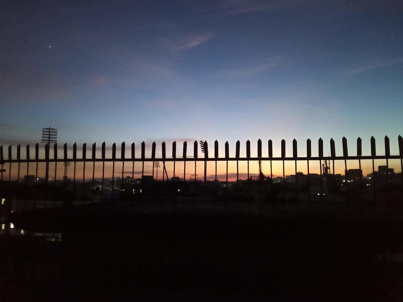 hombre parado frente al estadio mirpur bangladesh dhaka area sunset foto