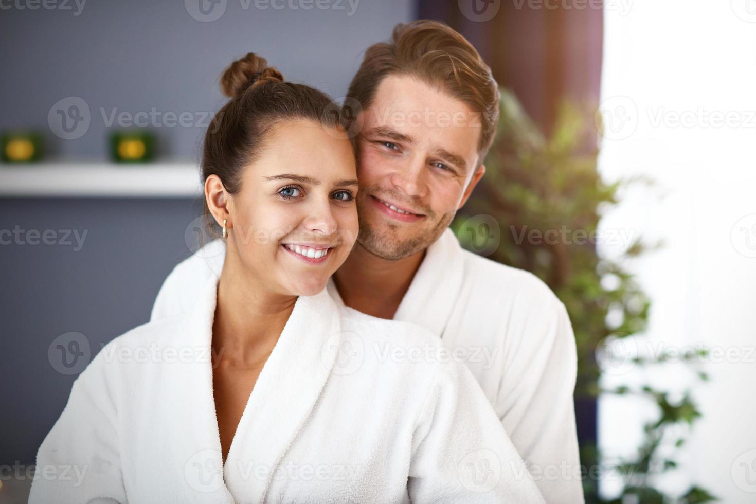 pareja feliz adulta relajándose en el salón de spa foto