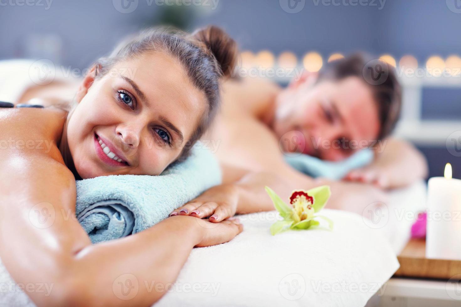 pareja feliz adulta relajándose en el salón de spa foto