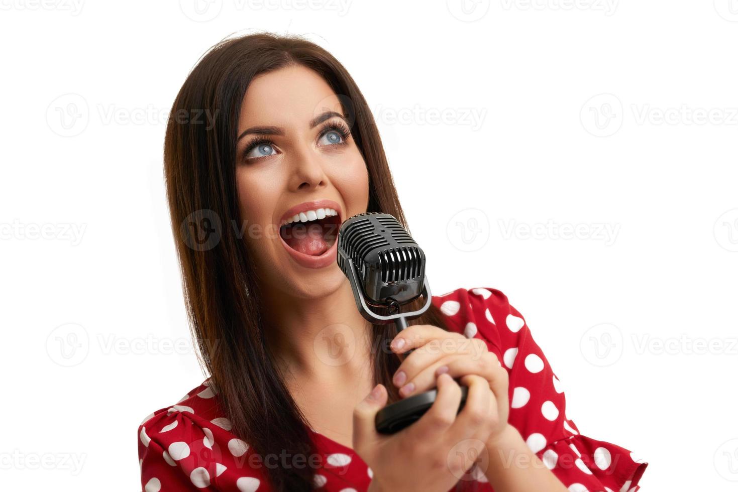 Morena caucásica mujer divirtiéndose y cantando aislado sobre fondo blanco. foto