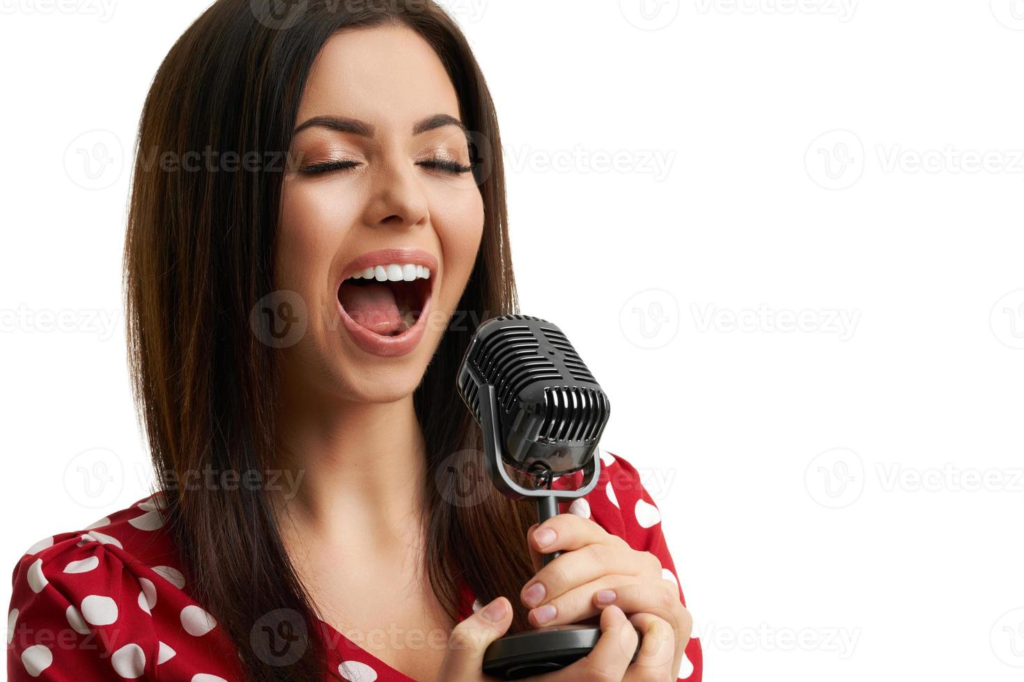 Morena caucásica mujer divirtiéndose y cantando aislado sobre fondo blanco. foto