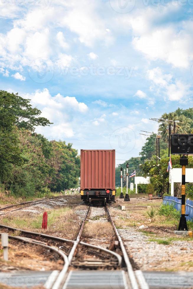 tren que transporta contenedores de carga y transporte de mercancías por ferrocarril foto