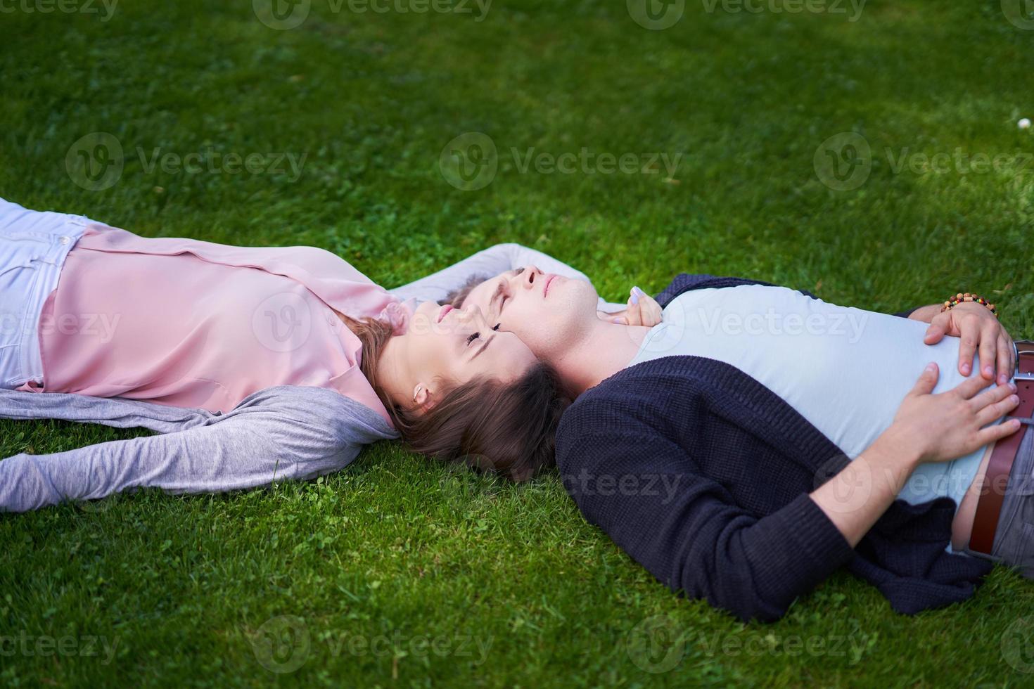 pareja joven paseando por el parque foto