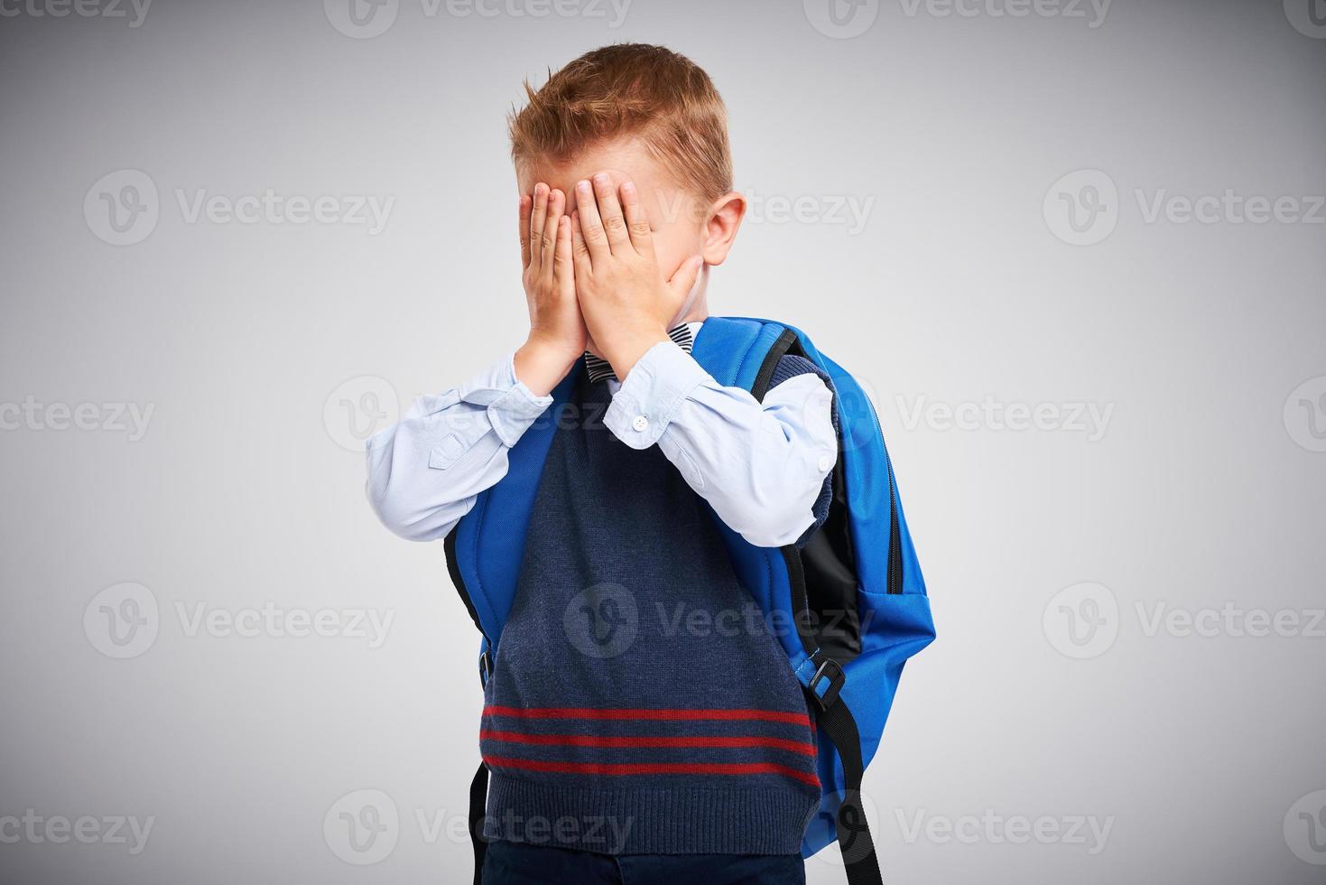 retrato de un niño listo para la escuela aislado en blanco foto